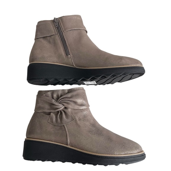 Clarks Sharon Salon Pewter Metallic Ankle Bbots Women’s Size 8W Bow Casual - Picture 6 of 10